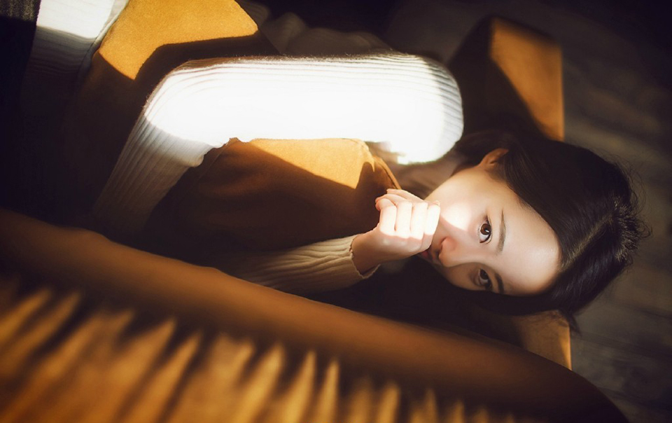 一个真正的朋友会握着你的手，触动你的心。